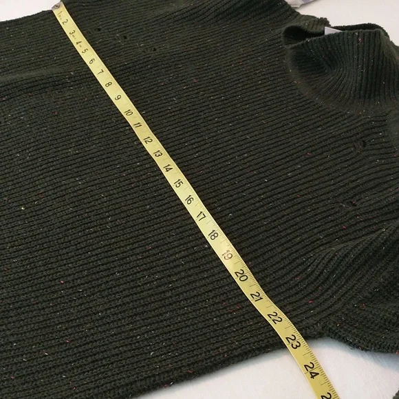 👀NWT! Distressed sweater, tagged as M but more like L/XL. Dark green.See pics. - Picture 8 of 13